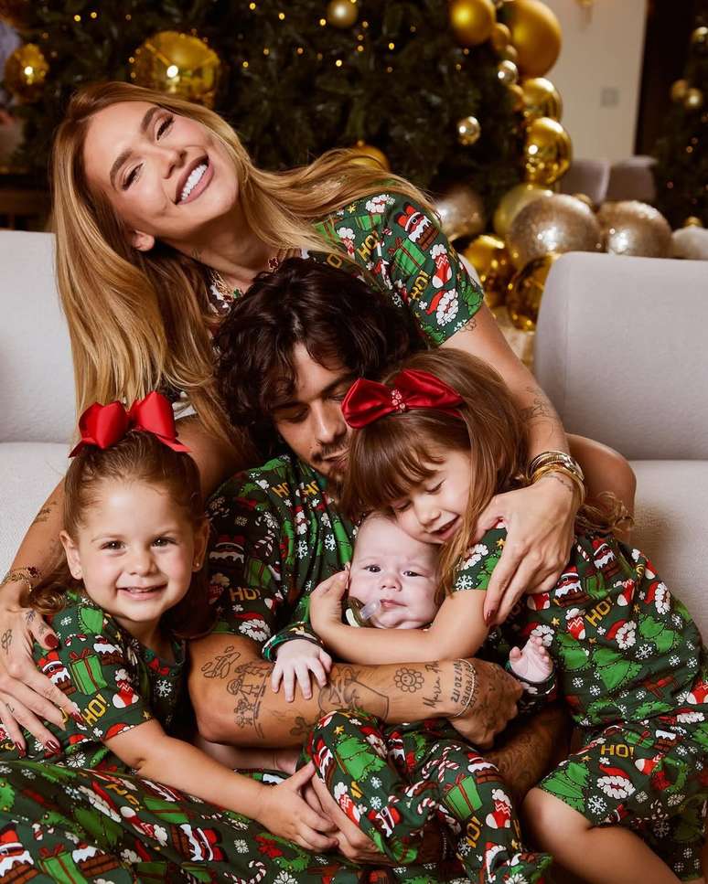 Virginia Fonseca e Zé Felipe posam com filhos em ensaio de Natal - Instagram