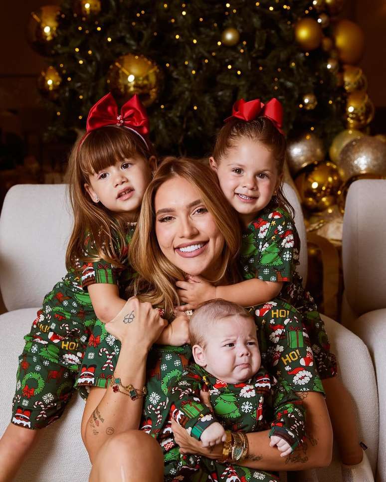 Virginia Fonseca e Zé Felipe posam com filhos em ensaio de Natal - Instagram