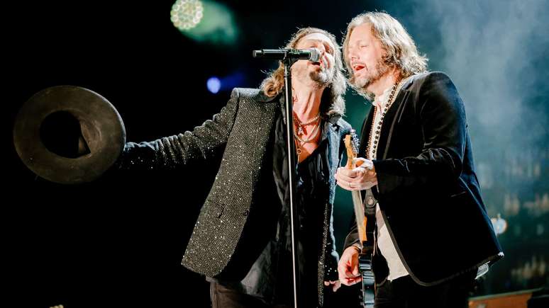 Chris e Rich Robinson formam o Black Crowes 