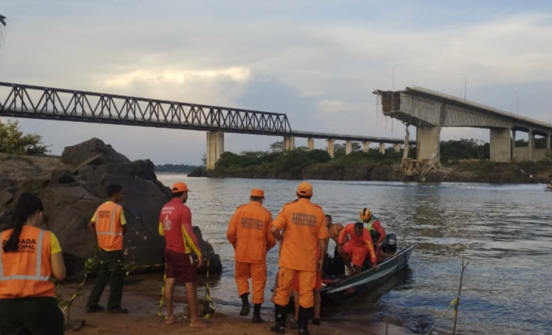 Bombeiros fazem buscas por desaparecidos após desabamento