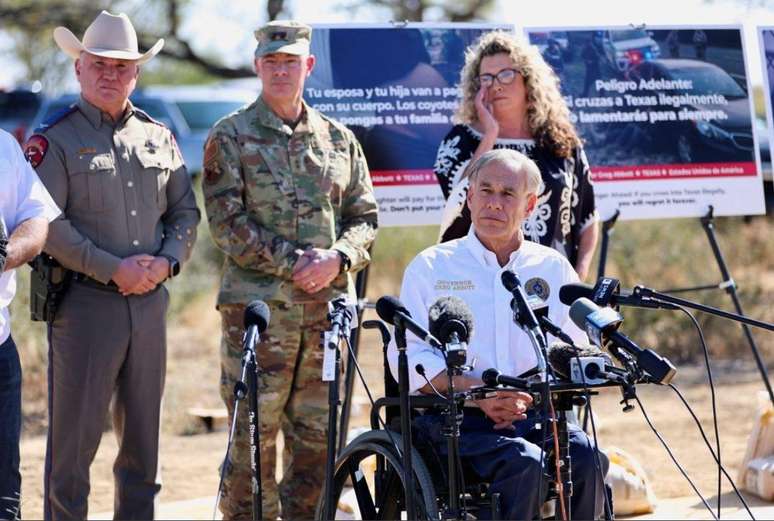 O governador do Texas, Greg Abbott, fez das políticas anti-imigraçãoplinko da blazebandeira