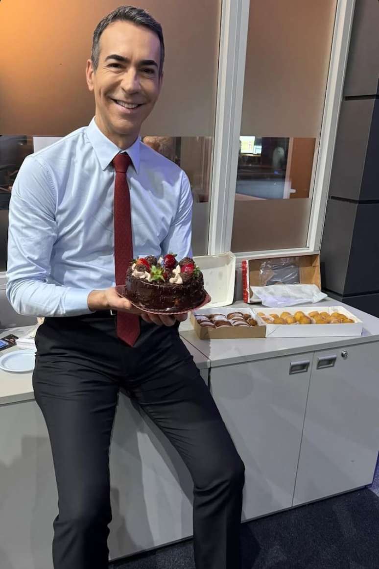 César Tralli comemora seu aniversário com festa na redação da TV Globo.