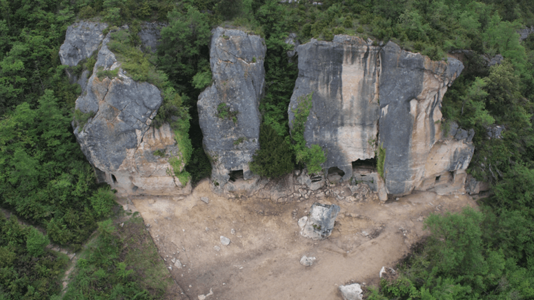 Vista aérea da área escavada no povoado medieval de Las Gobas