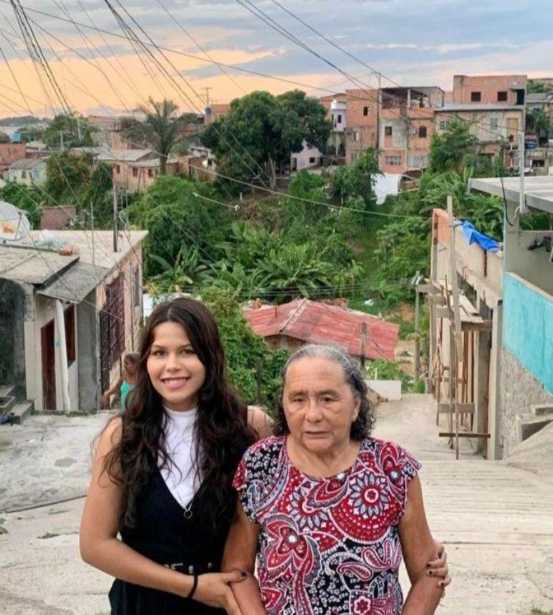 Milena Costa com a avó, dona Maria Adelaide, uma das primeiras moradoras da comunidade São Lucas