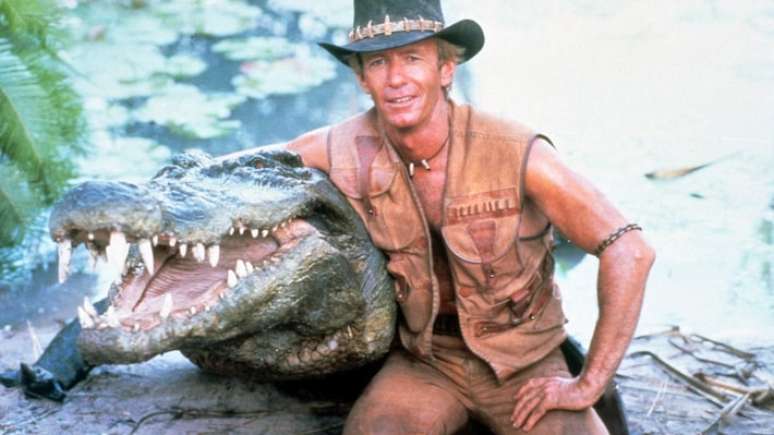 Uma foto de bastidor do filme "Crocodilo Dundee" com o ator Paul Hogan.