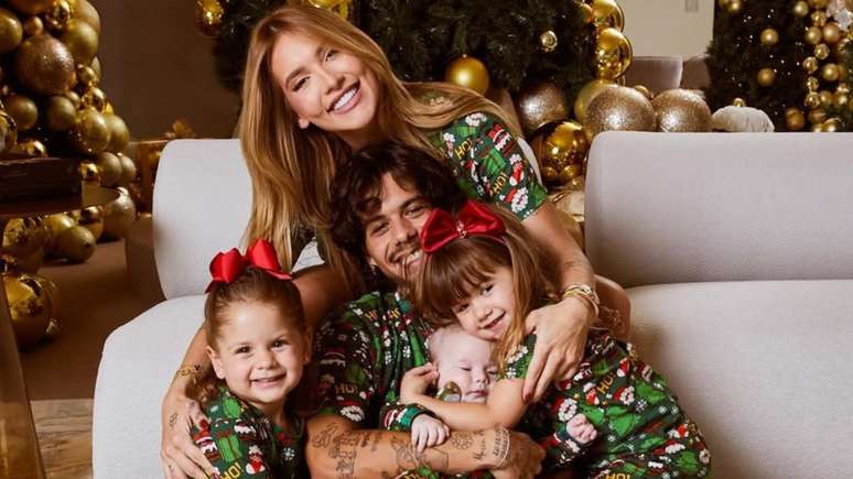 Virginia Fonseca e Zé Felipe posam com filhos em ensaio de Natal