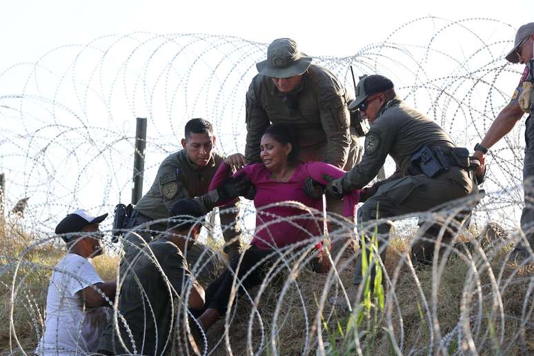 Entre outras medidas para conter a imigração, o governador Greg Abbott enviou a Guarda Nacional para a fronteira