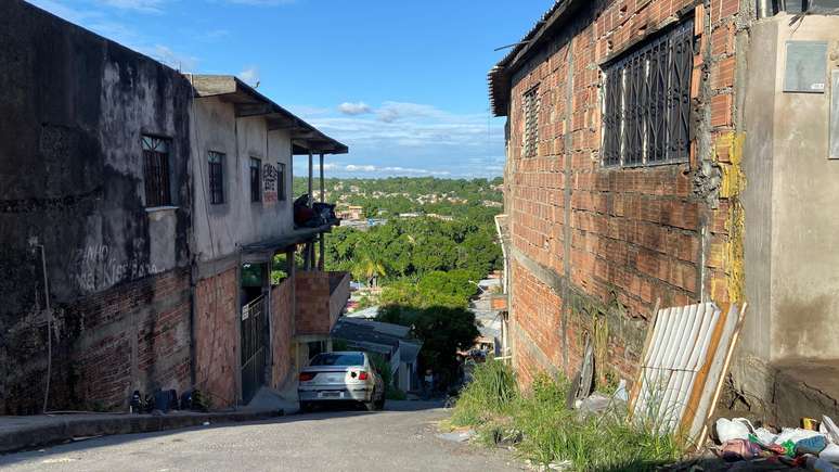 Descida para um fundo de vale na Cidade de Deus: geografia hierarquizou ocupação do espaço em Manaus