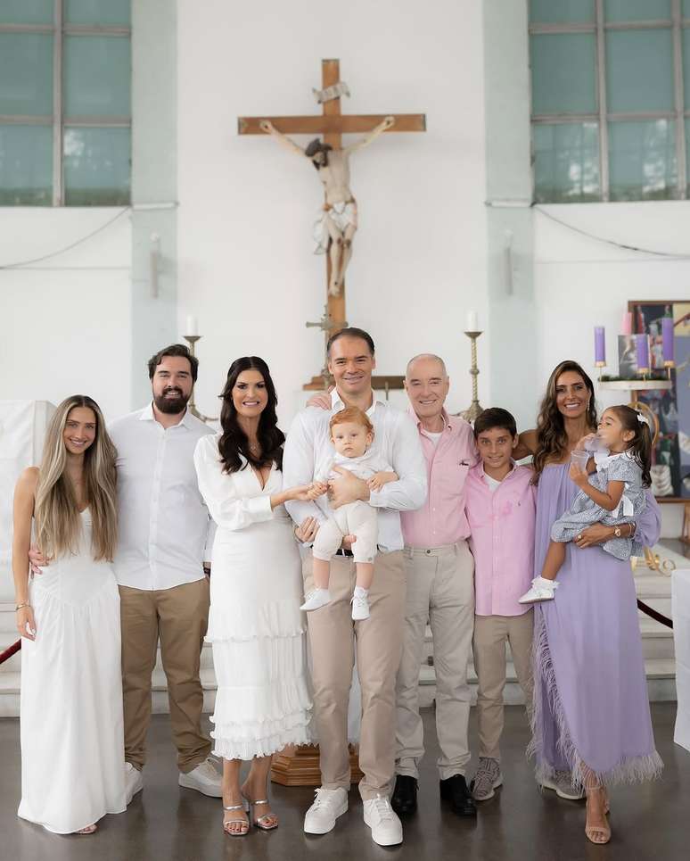 Thor Batista realiza batismo do filho ao lado da esposa e familiares - Instagram