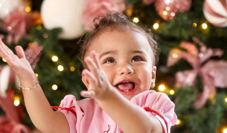 Mavie, filha de Neymar e Bruna Biancardi, combina ‘lookinho’ com árvore de natal em fotos encantadoras. Veja!.