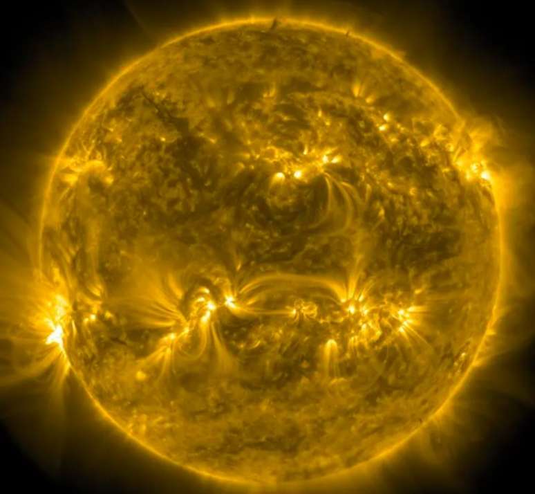 O Sol, uma estrela de tipo espectral G2V, é o centro do nosso sistema solar e a principal fonte de energia para a Terra.