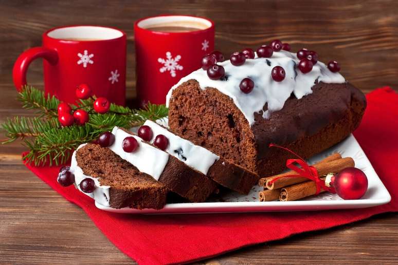 Bolo de chocolate com glacê e cereja