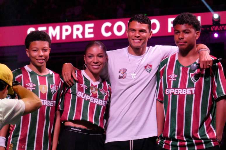 Thiago Silva apresentado no Maracanã com festa da torcida do Fluminense –