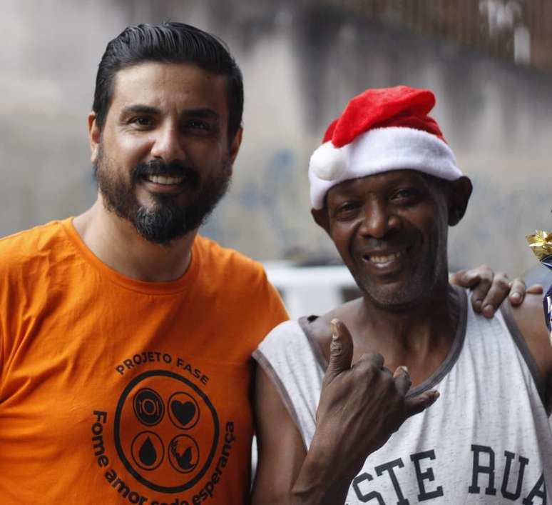 Pastor Leandro Rodrigues (esquerda) realiza o Projeto FASE, de auxílio a pessoas em situação de rua, em São Paulo. 