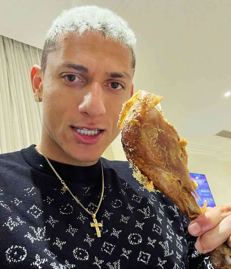 Richarlison posta foto comendo uma coxa de peru nas suas redes sociais –