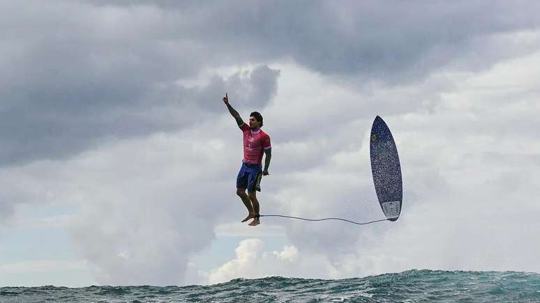 Medina en el aire durante el surf en los Juegos Olímpicos