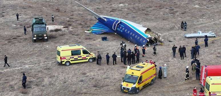 Parte da fuselagem de um Embraer 190 operado pela Azerbaijan Airlines que decolou de Baku, no Azerbaijão, com destino à Chechênia, região da Rússia