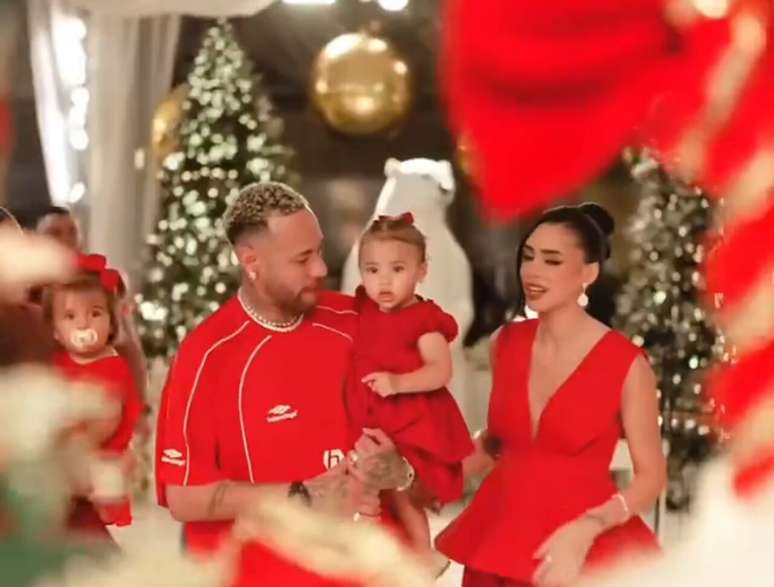 Neymar comemora o natal ao lado de Bruna Biancardi e a filha Mavie –