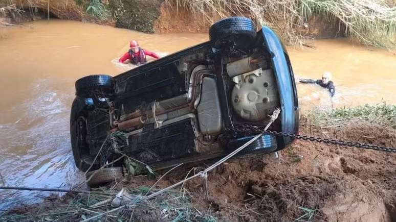 Resgate de carro que foi arrastado por correnteza em Coronel Pacheco