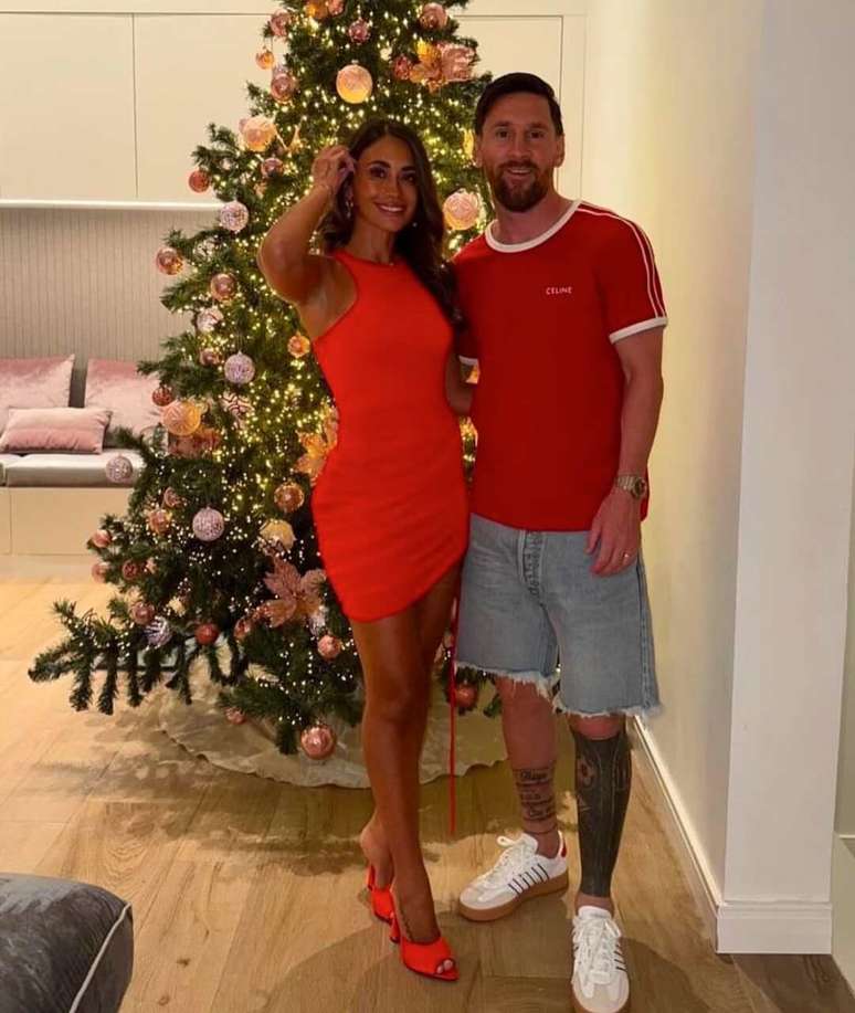 Messi comemora o natal ao lado de sua esposa –