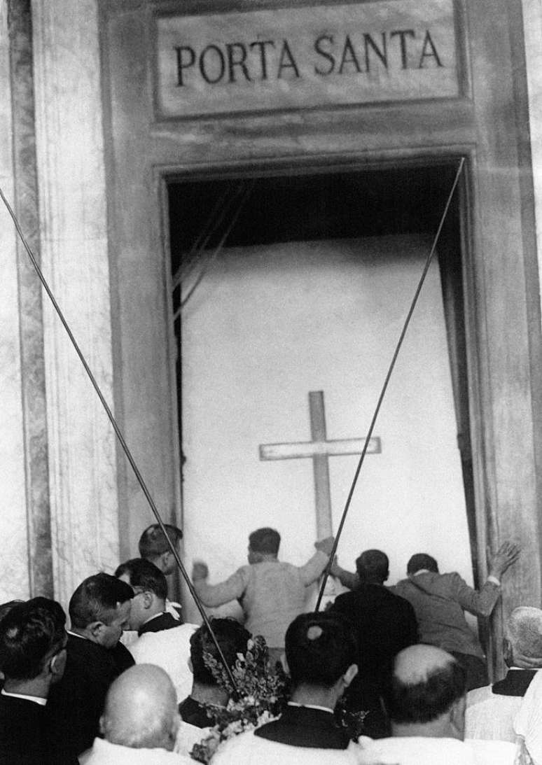 O ritual de abertura da porta santa da Basílica de São Pedro foi modificado depois que escombros caíram muito perto do papa Paulo 6° na véspera de Natal de 1974