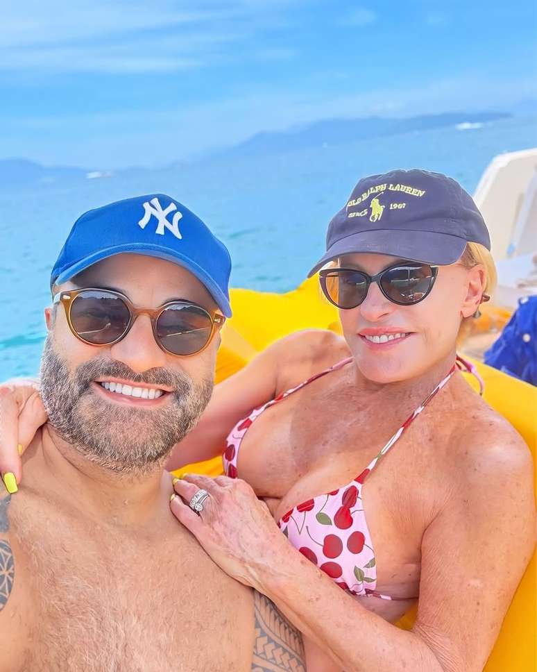 Ana Maria Braga aproveita o Natal ao lado do namorado, Fábio Arruda, em destino secreto - Instagram