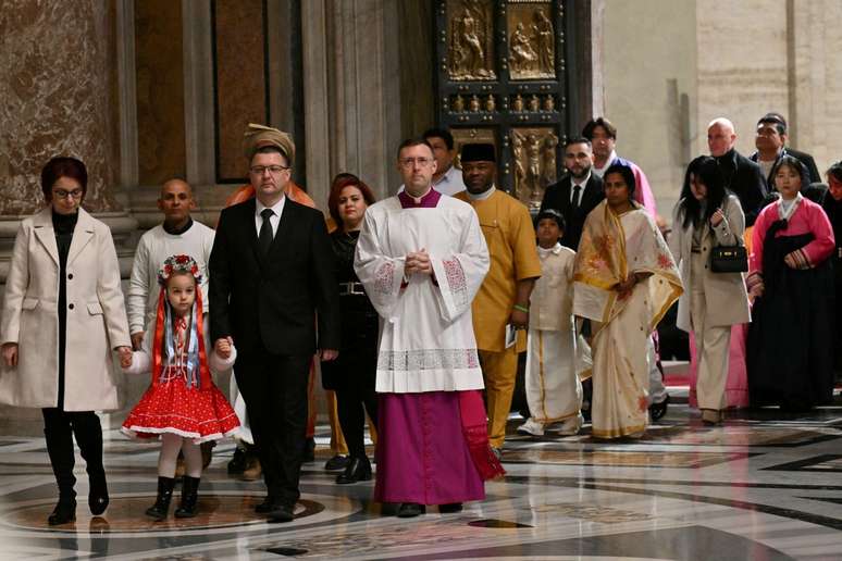 Os primeiros peregrinos passam pela porta santa durante cerimônia que marcou a abertura do Jubileu de 2025, na Basílica de São Pedro