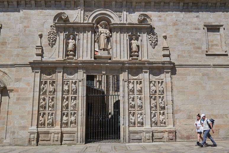 A catedral de Santiago de Compostela, no norte de Espanha, também tem sua porta santa, que só é aberta nos anos em que o dia 25 de julho (festa do apóstolo Santiago) cai num domingo