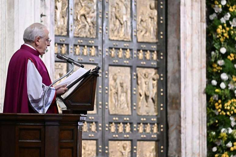 A atual porta santa da Basílica de São Pedro data de 1949 e possui 16 painéis que narram momentos bíblicos, desde o Jardim do Éden até a Ressurreição de Jesus