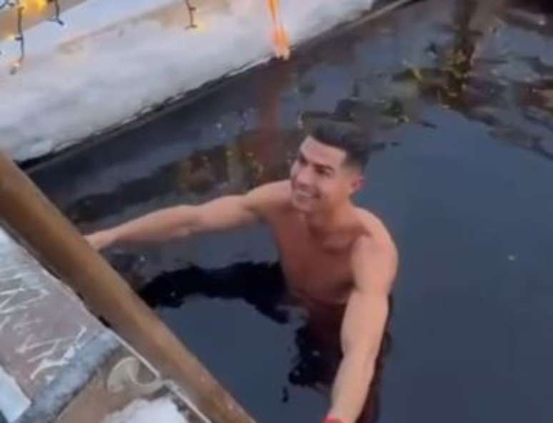 Cristiano Ronaldo leva família à Lapônia e encara piscina 'congelante' no Natal