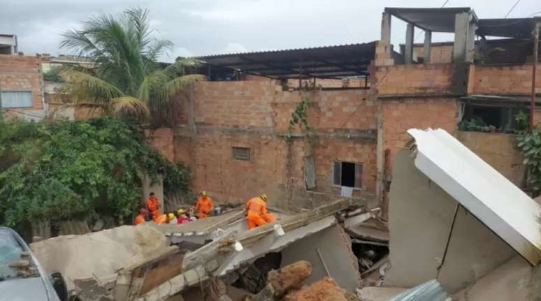 Casa desaba e soterra adolescente de 15 anos em Belo Horizonte (MG)