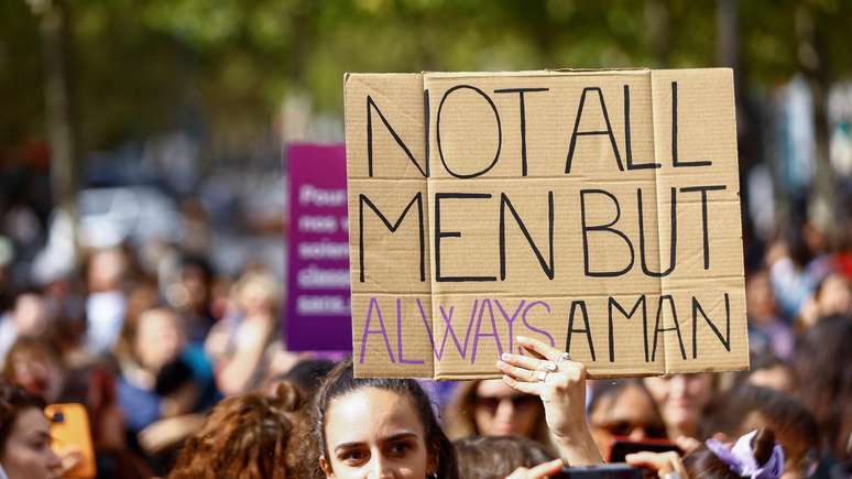 Manifestantes seguram cartazes em apoio a Gisèle Pelicot e outras vítimas de estupro