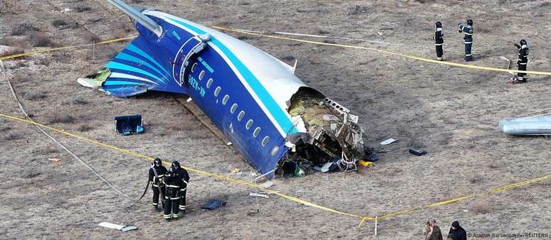 Parte da fuselagem de um Embraer 190 operado pela Azerbaijan Airlines que decolou de Baku, no Azerbaijão, com destino à Chechênia, região da Rússia. Na cauda da aeronave, vê-se várias perfurações