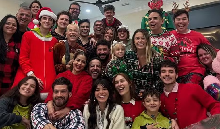 Unidos! Bruna Marquezine reúne famílias de João Guilherme e Sasha Meneghelakun freebetnoite de pijama no Natal.