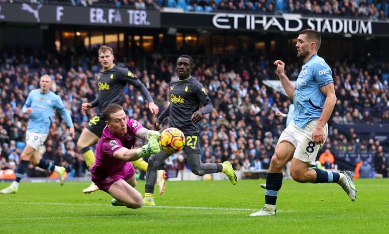 Mateo Kovacic do Manchester City em a&ccedil;&atilde;o com Jordan Pickford do Everton