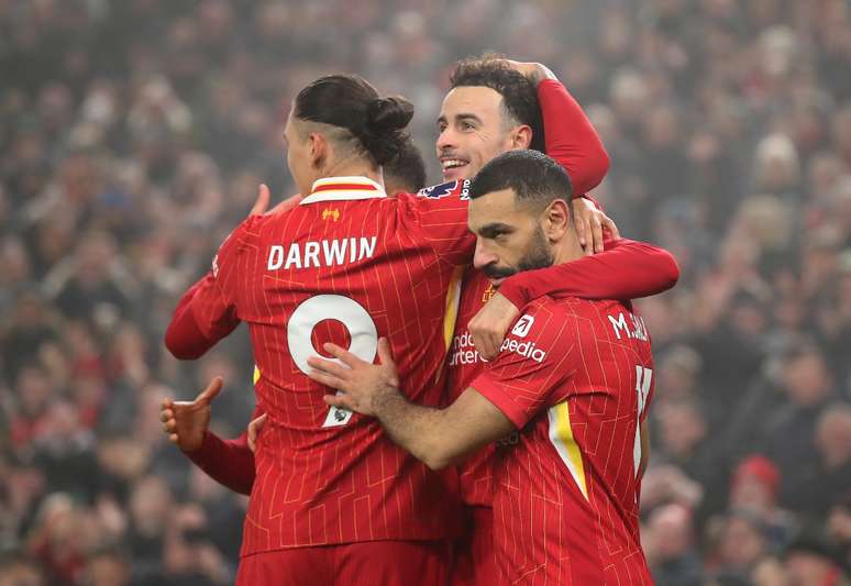 Jogadores do Liverpool comemorando o gol de Gakpo. 