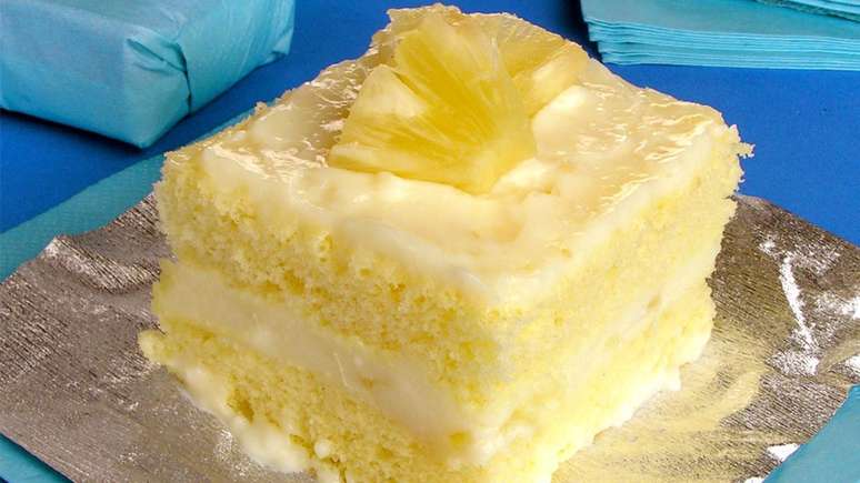 Pineapple ice cream cake easy to prepare and very creamy
