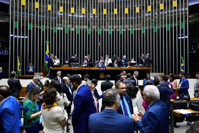 Parlamentares da oposição se mobilizam para derrubar o decreto do presidente Luiz Inácio Lula da Silva (PL) que regula o uso da força pelas forças de segurança