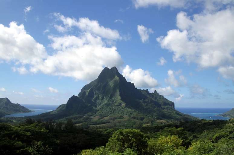 Montanha Rotui, entre as baías de Opunohu, à esquerda, e a de Cook, à direita,dono da betsulMoorea 