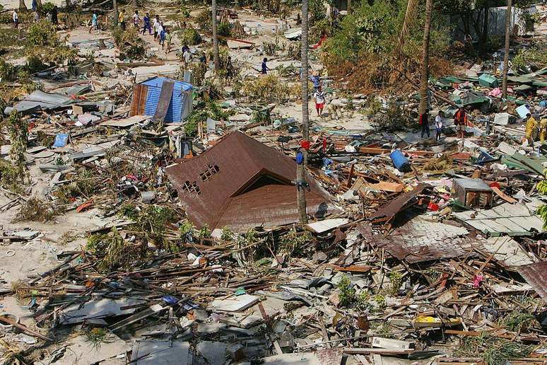 Em 28 de dezembro de 2004, equipes de resgate vasculhavam área devastada na Tailândia