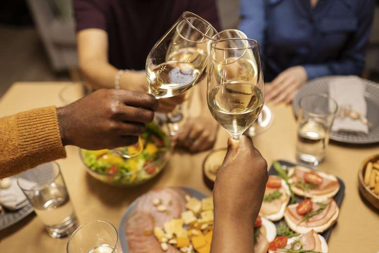 Pessoas reunidas para o jantar de ano novo.