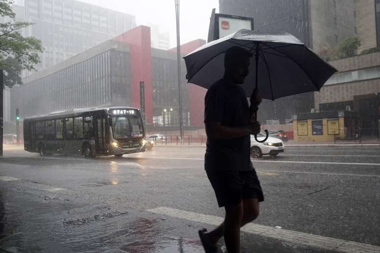 Pedestres enfrentam chuva forte na Avenida Paulista, na região centro-sul da cidade de São Paulo (SP), na tarde desta quarta-feira, 25 de dezembro de 2024.