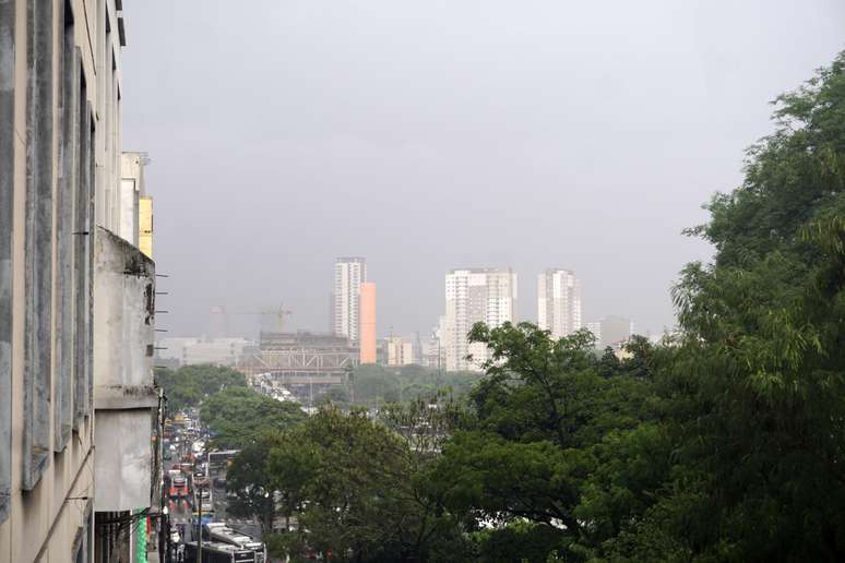 Chuvas em SP causam pontos de alagamentos, transbordamento de rio e transtornos na capital 