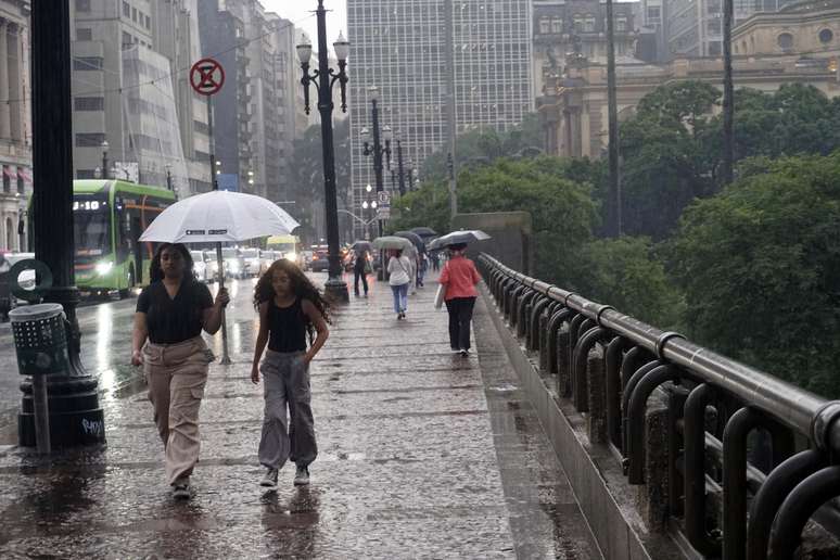 Chuvas em SP causam pontos de alagamentos, transbordamento de rio e transtornos na capital 