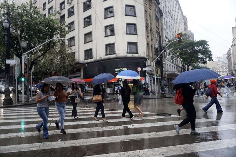 Chuvas em SP causam pontos de alagamentos, transbordamento de rio e transtornos na capital 