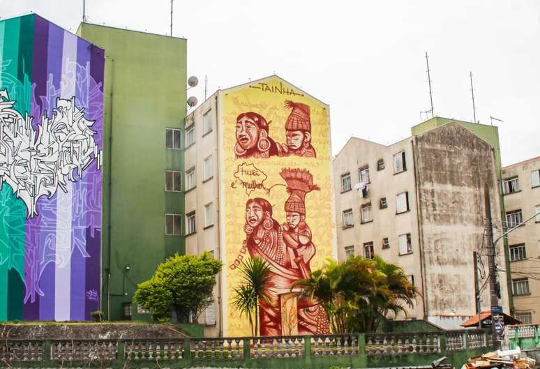 À direita, grafite Tupã: Manifestação do Feminino Divino,casa de aposta 5 reaisPerus, zona noroeste de São Paulo, da artista Tainha.