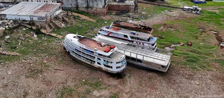 No Brasil, região amazônica foi afetada por seca histórica que produziu imagens como as destas embarcações encalhadas no Rio Negro, em Manaus