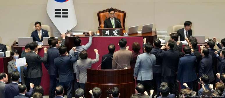 Sob protestos de governistas, Parlamento da Coreia do Sul aprovou afastamento do presidente interino