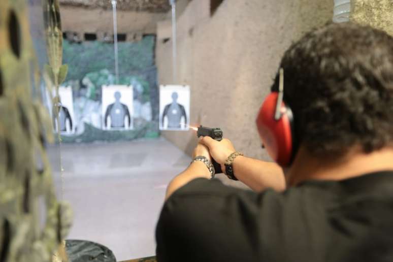 Homem pratica tiro em local de treinamento, em São Paulo