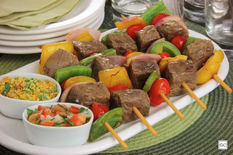 O espetinho de carne é a opção perfeita para deixar o churrasco mais prático – Foto: Stela Handa